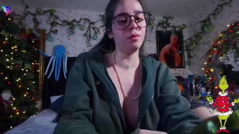 Snapshot of elizabeth77_ chatting on 12.23.24 Elizabeth online show from 12.23.24