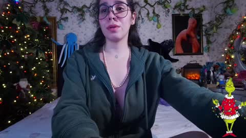 Snapshot of elizabeth77_ chatting on 12.23.24 Elizabeth online show from 12.23.24