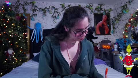 Snapshot of elizabeth77_ chatting on 12.23.24 Elizabeth online show from 12.23.24