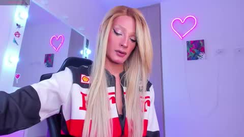 Snapshot of elizabeth_jones_01 chatting on 09.08.25 Eli online show from 09.08.25