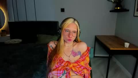 Snapshot of elizabethh_brown chatting on 02.04.26 elizabethh_brown online show from 02.04.26