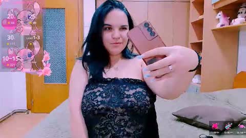 Snapshot of ella_diamonds chatting on 10.06.25 Ella online show from 10.06.25