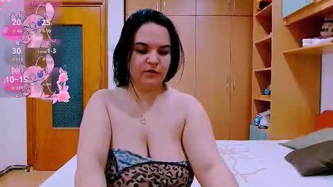 Snapshot of ella_diamonds chatting on 10.08.25 Ella online show from 10.08.25