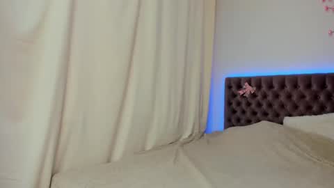 Snapshot of ella_mayers chatting on 10.12.25 Ella Mayers online show from 10.12.25