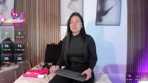 Snapshot of ella_rouse1 chatting on 12.01.25 ella rouse online show from 12.01.25