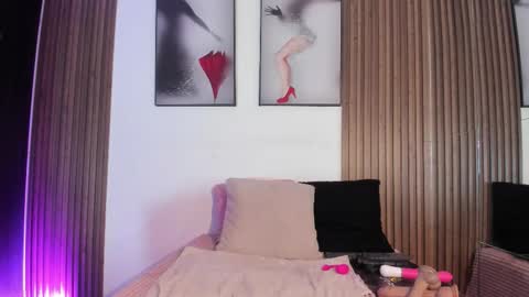 Snapshot of ella_rouse1 chatting on 01.05.26 ella rouse online show from 01.05.26