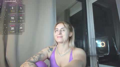 ella_vee online show from 10.18.25