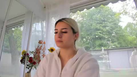 Snapshot of ella_vee chatting on 05.02.26 ella_vee online show from 05.02.26