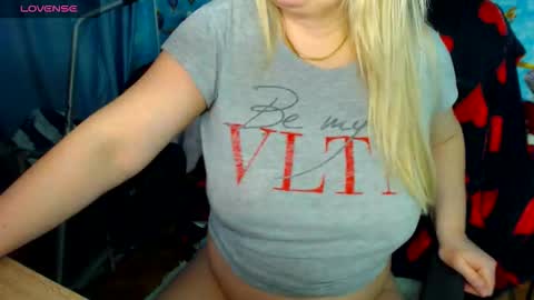 Snapshot of ellabella36dd chatting on 02.14.26 IsaBella online show from 02.14.26