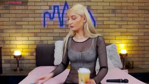 Snapshot of ellacharmx chatting on 12.16.24 Ella online show from 12.16.24