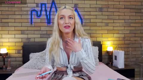 Snapshot of ellacharmx chatting on 12.19.24 Ella online show from 12.19.24