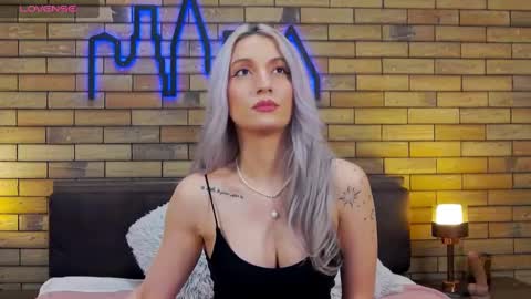 Snapshot of ellacharmx chatting on 01.05.25 Ella online show from 01.05.25