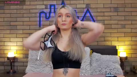 Snapshot of ellacharmx chatting on 01.20.25 Ella online show from 01.20.25