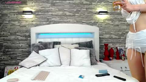 Snapshot of ellacharmx chatting on 03.12.25 Ella online show from 03.12.25