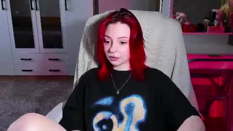 Snapshot of ellales chatting on 06.24.26 ellales online show from 06.24.26