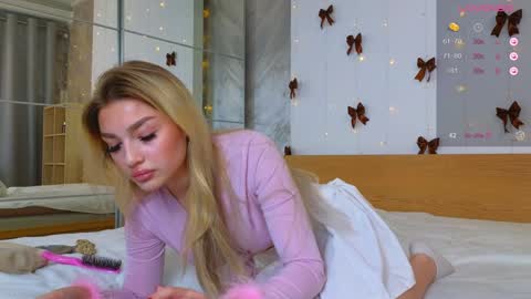 Snapshot of ellamilla chatting on 12.20.24 ellamilla online show from 12.20.24