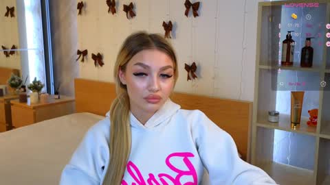 Snapshot of ellamilla chatting on 12.24.24 ellamilla online show from 12.24.24