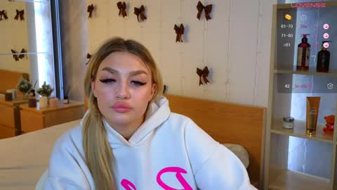 Snapshot of ellamilla chatting on 12.24.24 ellamilla online show from 12.24.24