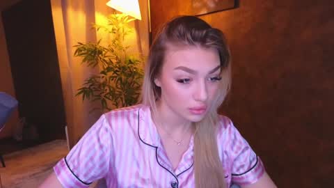 Snapshot of ellamilla chatting on 01.07.25 ellamilla online show from 01.07.25
