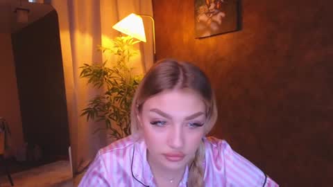 Snapshot of ellamilla chatting on 01.07.25 ellamilla online show from 01.07.25