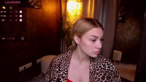 Snapshot of ellamilla chatting on 01.28.25 ellamilla online show from 01.28.25