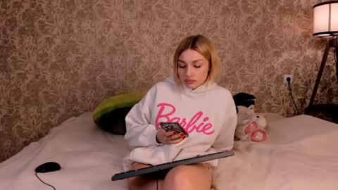 Snapshot of ellamilla chatting on 03.04.25 ellamilla online show from 03.04.25