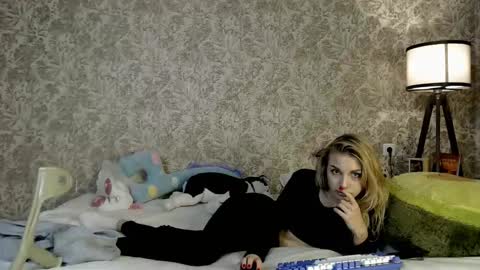 Snapshot of ellamilla chatting on 09.09.25 ellamilla online show from 09.09.25