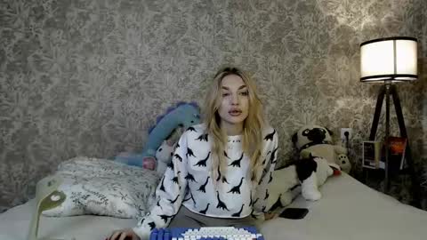 Snapshot of ellamilla chatting on 09.15.25 ellamilla online show from 09.15.25