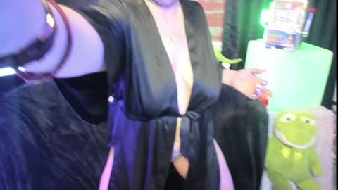 ELLE online show from 01.28.25