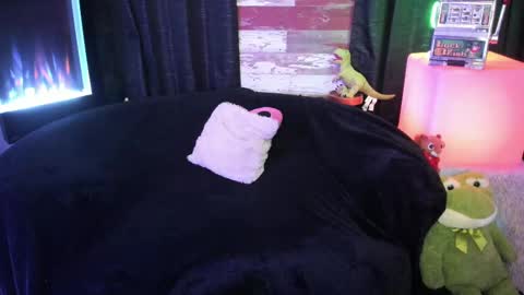 ELLE online show from 10.27.25