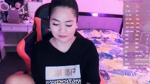 Snapshot of elleelle123 chatting on 10.08.25 Ann online show from 10.08.25