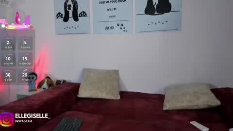 Snapshot of ellegisellee chatting on 09.17.25 Yiss online show from 09.17.25