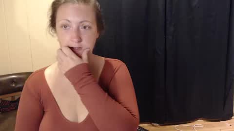 Snapshot of ellemermaid chatting on 09.26.25 elle online show from 09.26.25