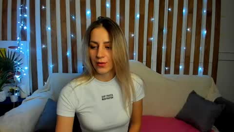 Snapshot of ellen_ross chatting on 03.02.25 Ellen online show from 03.02.25