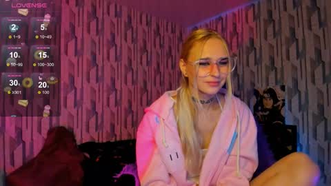 Snapshot of elli_26 chatting on 12.11.24 Ellie online show from 12.11.24