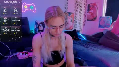 Snapshot of elli_26 chatting on 09.26.25 Ellie online show from 09.26.25
