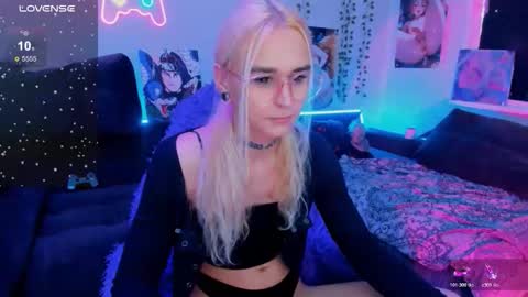 Snapshot of elli_26 chatting on 10.20.25 Ellie online show from 10.20.25
