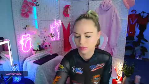 Snapshot of elliekarrrx chatting on 02.02.25 EllieKarr online show from 02.02.25