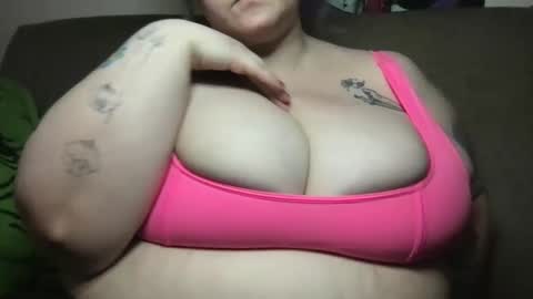 Snapshot of ellielouise11 chatting on 02.22.25 Ellie Louise online show from 02.22.25