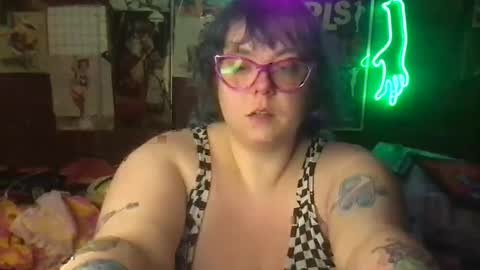 Snapshot of ellielouise11 chatting on 03.07.25 Ellie Louise online show from 03.07.25