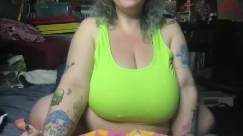 Snapshot of ellielouise11 chatting on 10.30.25 Ellie Louise online show from 10.30.25