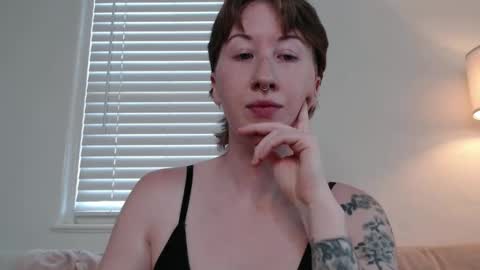 Snapshot of ellierowyn chatting on 10.04.25 Ellie Rowyn online show from 10.04.25