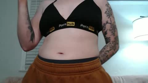 Snapshot of ellierowyn chatting on 10.09.25 Ellie Rowyn online show from 10.09.25