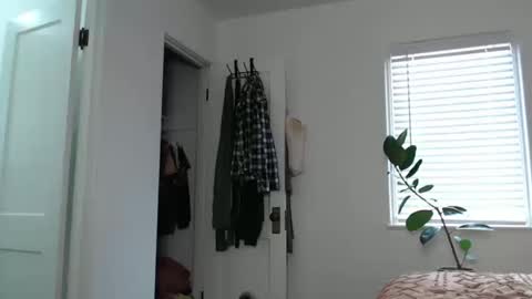 Snapshot of ellierowyn chatting on 10.13.25 Ellie Rowyn online show from 10.13.25