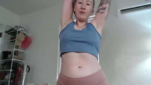 Snapshot of ellierowyn chatting on 10.22.25 Ellie Rowyn online show from 10.22.25