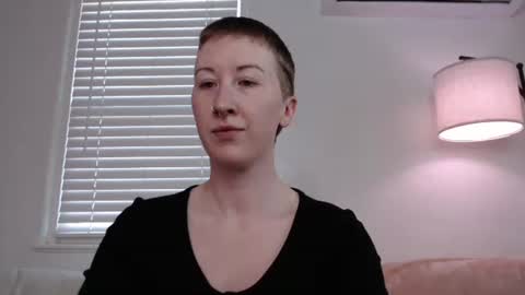 Ellie Rowyn online show from 12.04.25