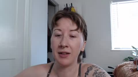 Snapshot of ellierowyn chatting on 05.19.26 Ellie Rowyn online show from 05.19.26