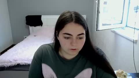 Snapshot of ellies_8 chatting on 06.19.26 Ellie online show from 06.19.26