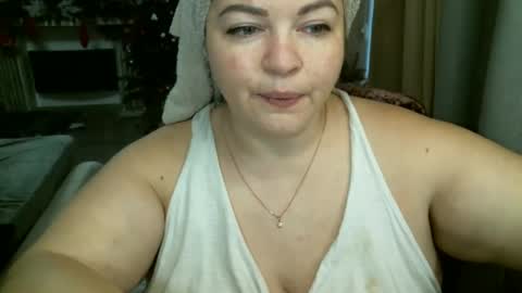 Snapshot of ellimol chatting on 12.24.24 EliMoL online show from 12.24.24