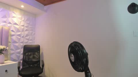 Snapshot of ellye_evans_ chatting on 07.14.26 Ellye online show from 07.14.26